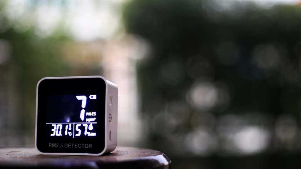 Drėgmė namuose: ką daryti, jeigu namuose oras yra per drėgnas? 4 meteorologinė stotelė higrometras rodo normalią drėgmę ir temperatūrą