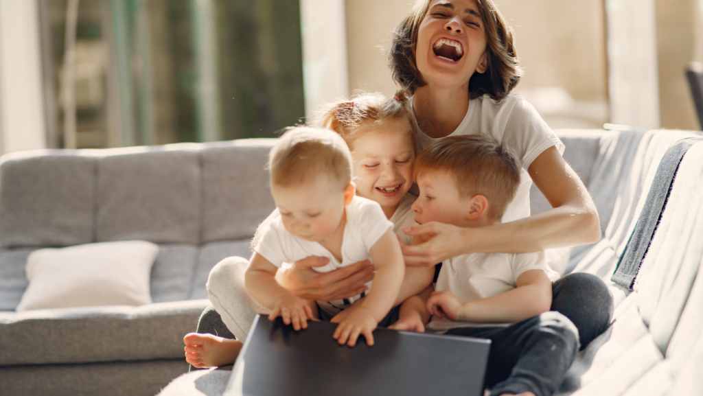 Optimali kambario temperatūra namuose: ką svarbu žinoti? 5 mama bei trys jos vaikai sėdi optimalioje kambario temperatūroje